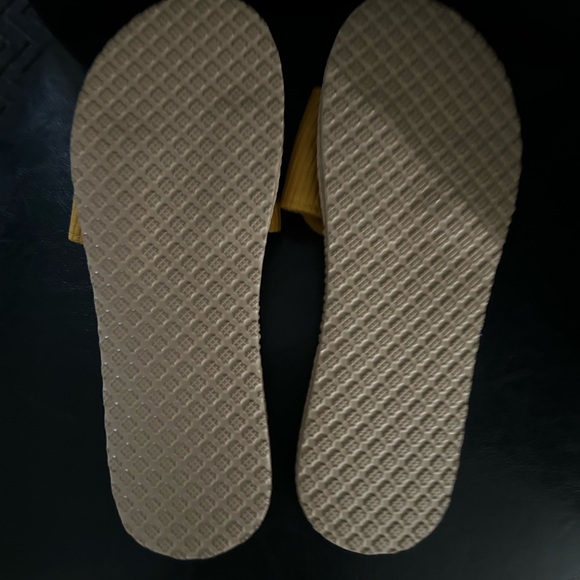 Fashion Nova Sunflower sandals, size 9, new - Picture 9 of 9